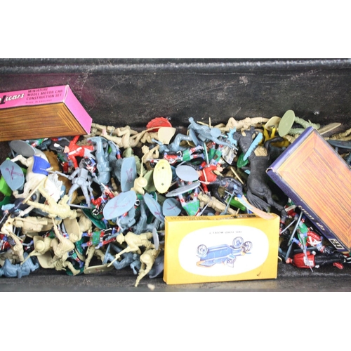 309 - Quantity of circa 1970s / 80s plastic figures and soldiers to include Britains