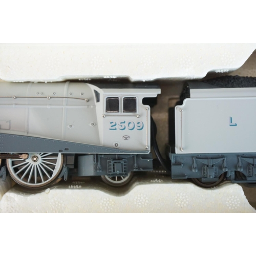 30a - Boxed Hornby OO gauge Live Steam Silver Link LNER 4-6-2 Class A4 steam powered locomotive, complete ... 