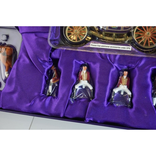 315 - Boxed Corgi Queen Elizabeth II Golden Jubilee 19542-2002 figure set, complete and excellent