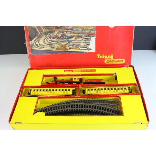 32 - Boxed Triang OO gauge RS37 train set with Davy Crockett Locomotive and tender, two coaches and track... 