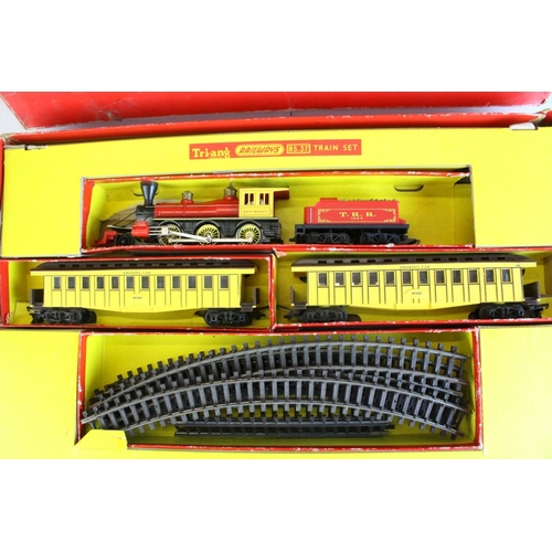 32 - Boxed Triang OO gauge RS37 train set with Davy Crockett Locomotive and tender, two coaches and track... 