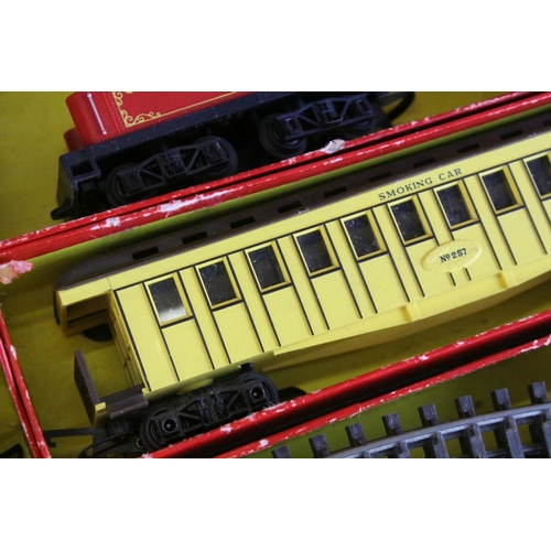 32 - Boxed Triang OO gauge RS37 train set with Davy Crockett Locomotive and tender, two coaches and track... 