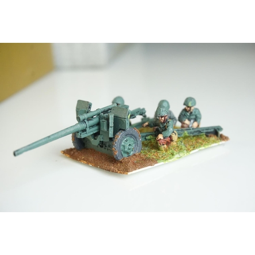 323 - Collection of miniature metal war gaming figures on bases and accessories featuring various regiment... 