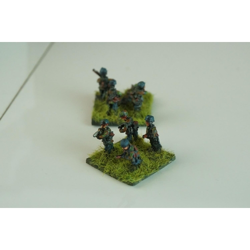 327 - Collection of miniature metal and plastic war gaming vehicles and accessories, painted, vg quality