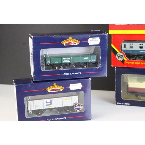 33 - 13 Boxed OO gauge items of rolling stock to include 6 x Hornby, 4 x Bachmann, 2 x Dapol and 1 x Lima... 