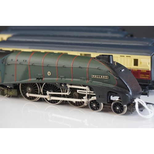 33a - Hornby OO gauge Mallard locomotive in BR green plus a set of 4 x Hornby coaches in maroon / cream