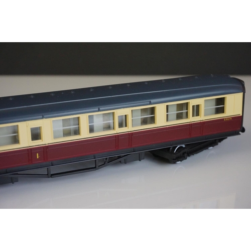 33a - Hornby OO gauge Mallard locomotive in BR green plus a set of 4 x Hornby coaches in maroon / cream