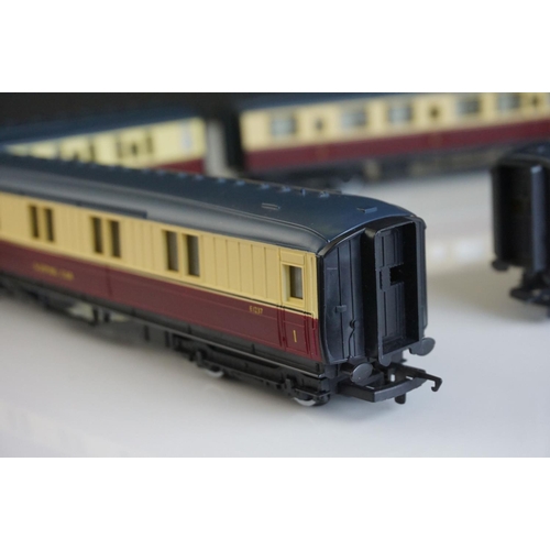 33a - Hornby OO gauge Mallard locomotive in BR green plus a set of 4 x Hornby coaches in maroon / cream