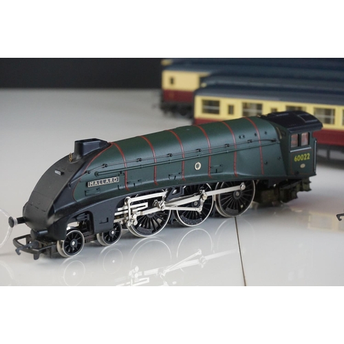 33a - Hornby OO gauge Mallard locomotive in BR green plus a set of 4 x Hornby coaches in maroon / cream