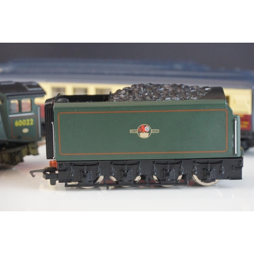 33a - Hornby OO gauge Mallard locomotive in BR green plus a set of 4 x Hornby coaches in maroon / cream