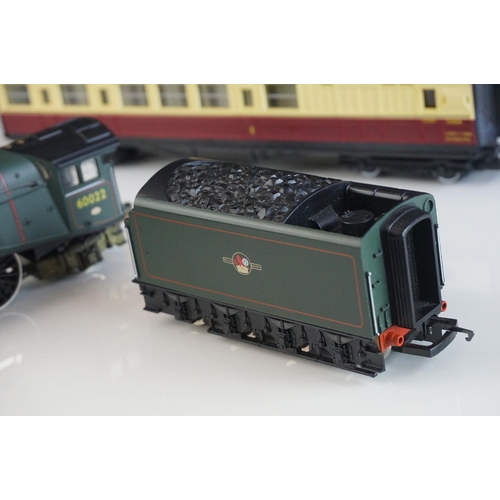 33a - Hornby OO gauge Mallard locomotive in BR green plus a set of 4 x Hornby coaches in maroon / cream