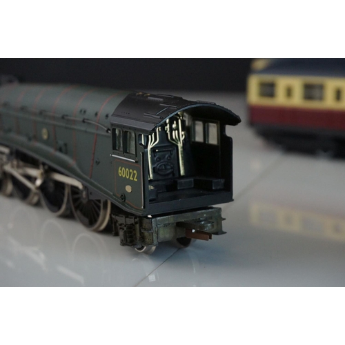 33a - Hornby OO gauge Mallard locomotive in BR green plus a set of 4 x Hornby coaches in maroon / cream