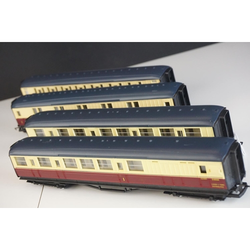 33a - Hornby OO gauge Mallard locomotive in BR green plus a set of 4 x Hornby coaches in maroon / cream