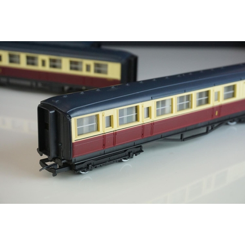 33a - Hornby OO gauge Mallard locomotive in BR green plus a set of 4 x Hornby coaches in maroon / cream