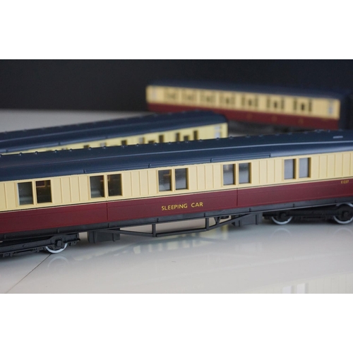 33a - Hornby OO gauge Mallard locomotive in BR green plus a set of 4 x Hornby coaches in maroon / cream