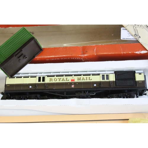 34 - Boxed Lima OO gauge Eastfield locomotive plus a boxed Hornby R4526 Operating Mail Coach 849 and bixe... 