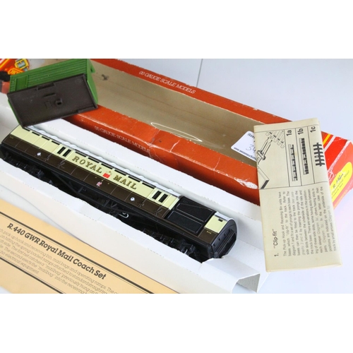 34 - Boxed Lima OO gauge Eastfield locomotive plus a boxed Hornby R4526 Operating Mail Coach 849 and bixe... 