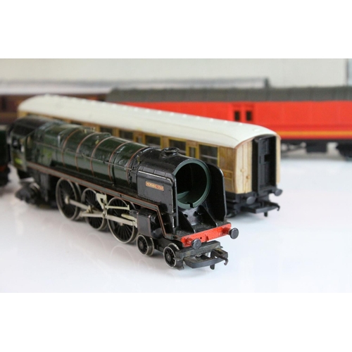 36 - Nine Hornby OO gauge coaches featuring 2 x Royal Mail coaches plus a Hornby Morning Star 4-6-2 locom... 