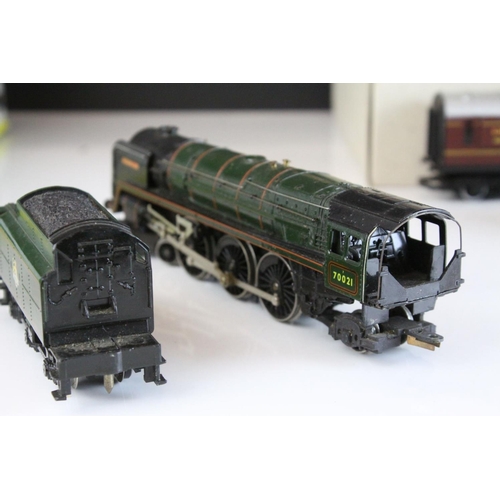 36 - Nine Hornby OO gauge coaches featuring 2 x Royal Mail coaches plus a Hornby Morning Star 4-6-2 locom... 