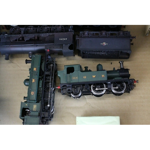 39 - 12 OO gauge locomotives to include Airfix 0-6-0 LMS with tender, Bachmann 0-6-2 GWR etc