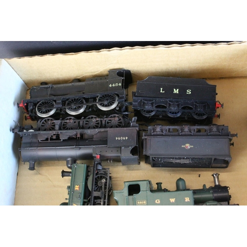 39 - 12 OO gauge locomotives to include Airfix 0-6-0 LMS with tender, Bachmann 0-6-2 GWR etc