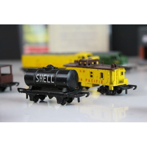 41 - 25 + Lone Star Triple OOO Gauge items of diecast model railway to include 3 x Locomotives (EL60 D500... 