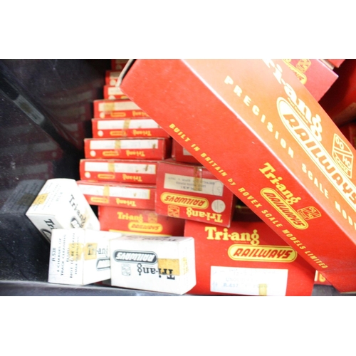 61 - 75 Boxed Triang OO gauge acessories, all ex shop stock, to includeR462 Large Radius Curved Platform ... 