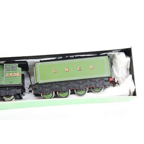 88 - Unmarked OO gauge LNER A3 4-6-2 2506 locomotive and tender in green livery