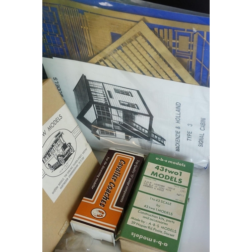 258 - Quantity of O gauge model railway metal kits and accessories to include Cavalier Coaches, 43two1 Mod... 