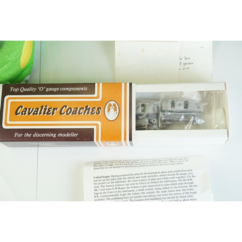 258 - Quantity of O gauge model railway metal kits and accessories to include Cavalier Coaches, 43two1 Mod... 