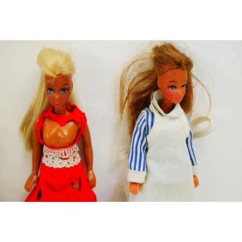 335 - Four playworn Palitoy Pippa dolls. all appearing to have their original clothing, gd overall conditi... 