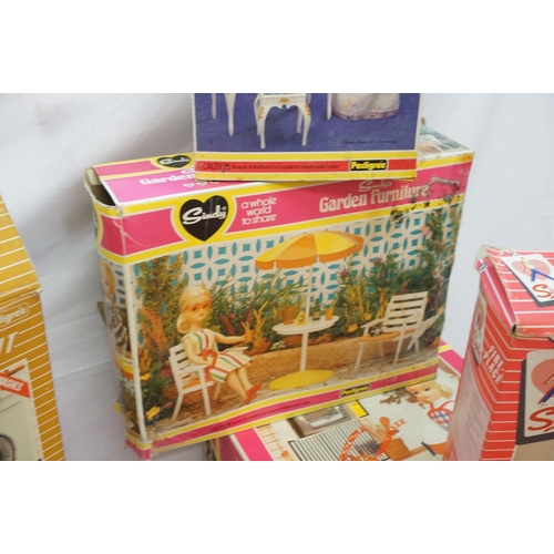 362 - Pedigree Sindy - 15 boxed accessories to include Washing Machine Unit, Mixer Blender, Washbasin, Mot... 