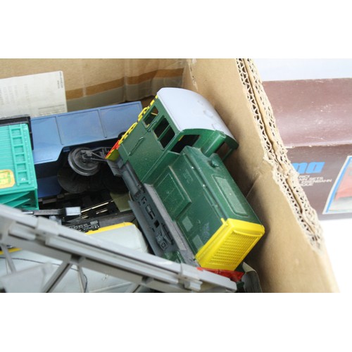 171 - Collection of Lima O gauge model railway to include boxed 6546 wagon, Shell tanker, locomotive 0-4-0... 