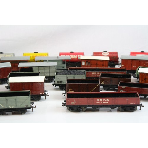 205 - 28 Hornby Dublo items of rolling stock to include tankers, wagons and trucks plus 4 x Hornby Dublo l... 