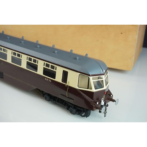 256 - Two built O gauge cast kit GWR coaches in brown / cream livery, contained within custom box, the odd... 