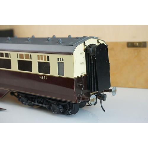 256 - Two built O gauge cast kit GWR coaches in brown / cream livery, contained within custom box, the odd... 