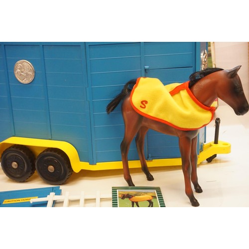 361 - Pedigree Sindy - Four boxed accessories to include Chesnut Horse, Caravan, Camper Buggy and Range Ro... 