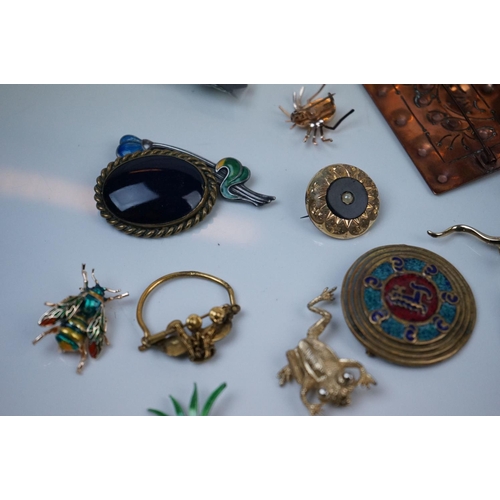 216 - Selection of Antique and Later Jewellery including Victorian Brooches, Brooches in the form of Anima... 
