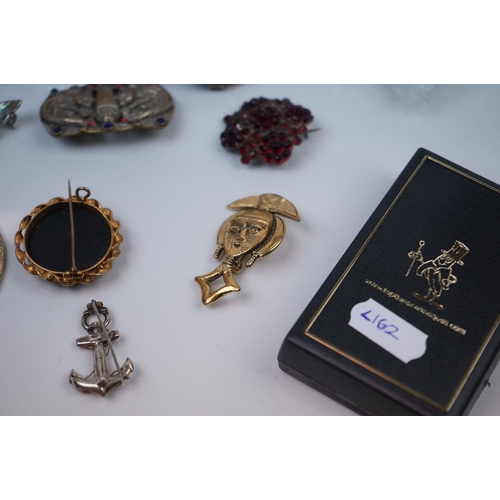 216 - Selection of Antique and Later Jewellery including Victorian Brooches, Brooches in the form of Anima... 