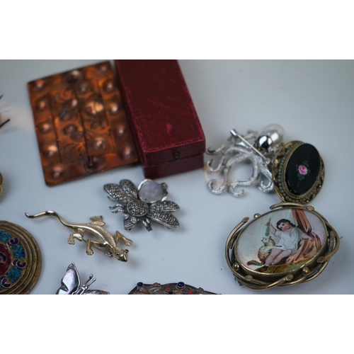 216 - Selection of Antique and Later Jewellery including Victorian Brooches, Brooches in the form of Anima... 