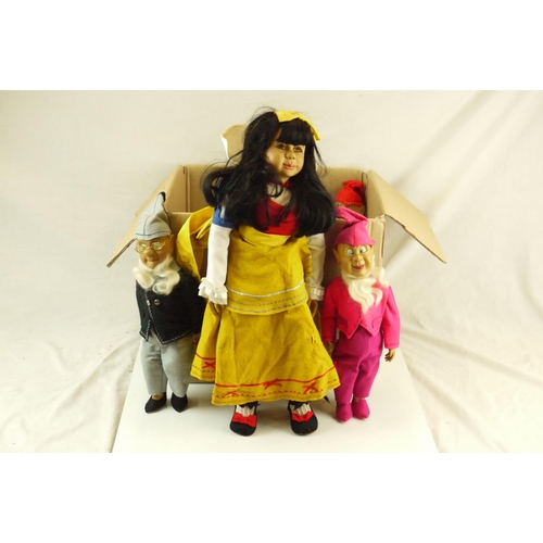 104 - Eight contempory dolls of Snow White and the Seven Dwarfs