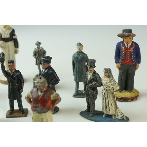 19 - Collection of mid-20th Century figures and soldiers, to include Britains, various regiments, militar... 