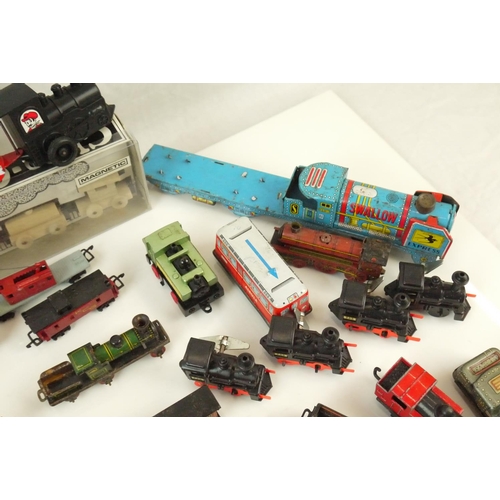 30 - Collection of tin plate, diecast and plastic model railway items, mainly N gauge, featuring carded C... 