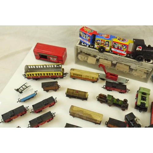 30 - Collection of tin plate, diecast and plastic model railway items, mainly N gauge, featuring carded C... 