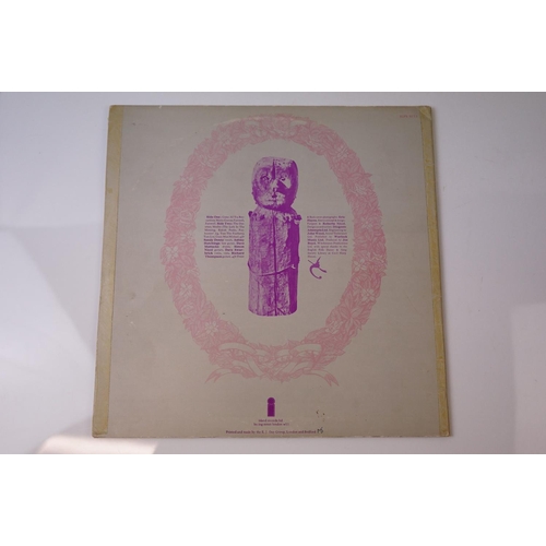 109 - Vinyl - Fairport Convention Liege & Lief (ILPS 9115) pink 'i' Island label.  Sleeve is clean but has... 