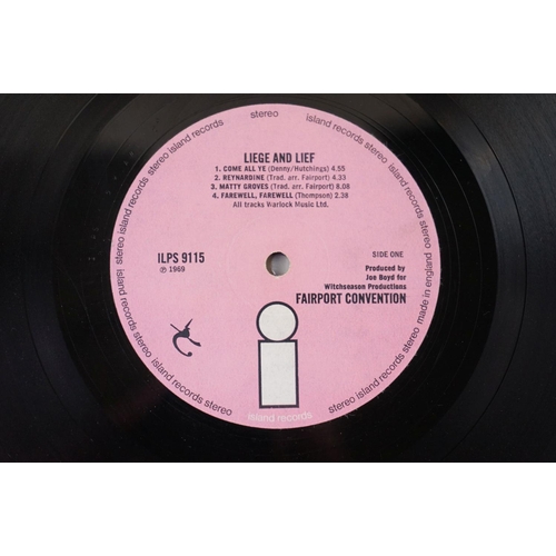 109 - Vinyl - Fairport Convention Liege & Lief (ILPS 9115) pink 'i' Island label.  Sleeve is clean but has... 