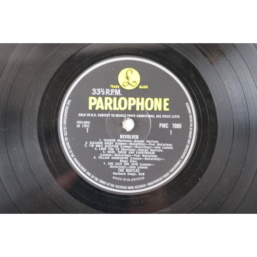 116 - Vinyl - The Beatles 2 LP's to include Help (PMC 1255) and Revolver (PMC 7009) both with Gramophone C... 