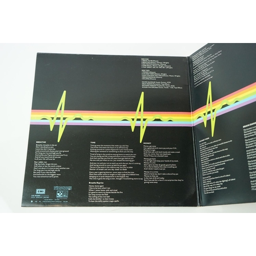 181 - Vinyl - Pink Floyd 4 LP's to include Dark Side Of The Moon (SHVL 804 two posters and postcards, no s... 