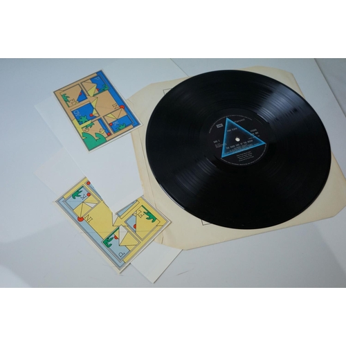 181 - Vinyl - Pink Floyd 4 LP's to include Dark Side Of The Moon (SHVL 804 two posters and postcards, no s... 