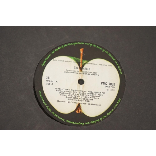 216 - Vinyl - The Beatles White Album (PMC 7067/8) No.0164395, top loader with black inners, poster and 4 ... 